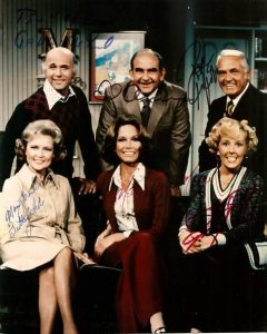 MARY TYLER MOORE show- signed by ALL 6! ULTRA RARE!!!