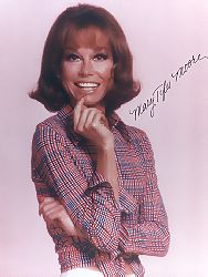 MARY TYLER MOORE autograph- Pretty Color photo!